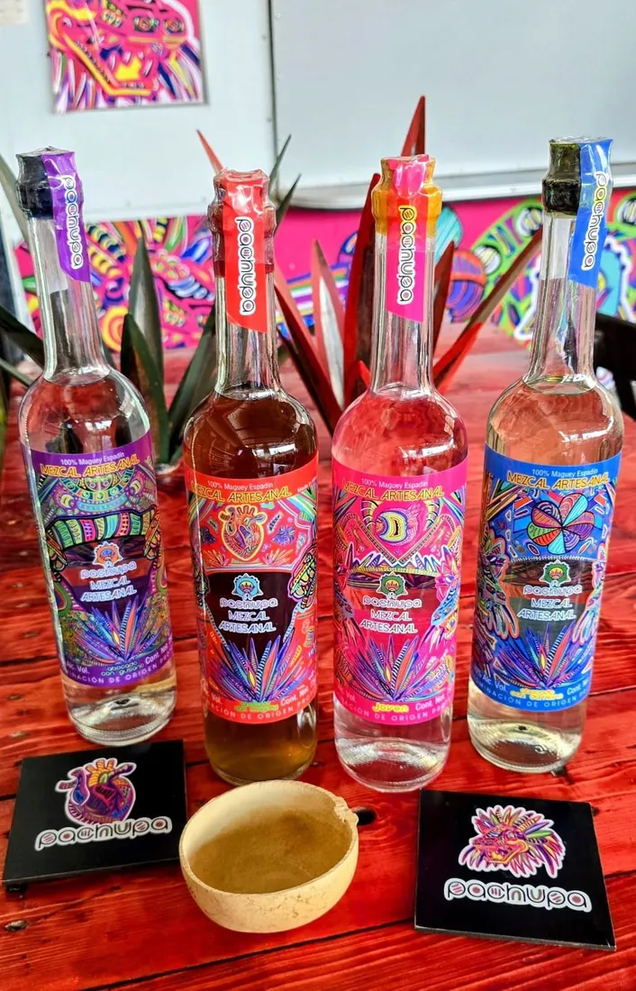 Botellas Pachupa exhibidas en El Bar