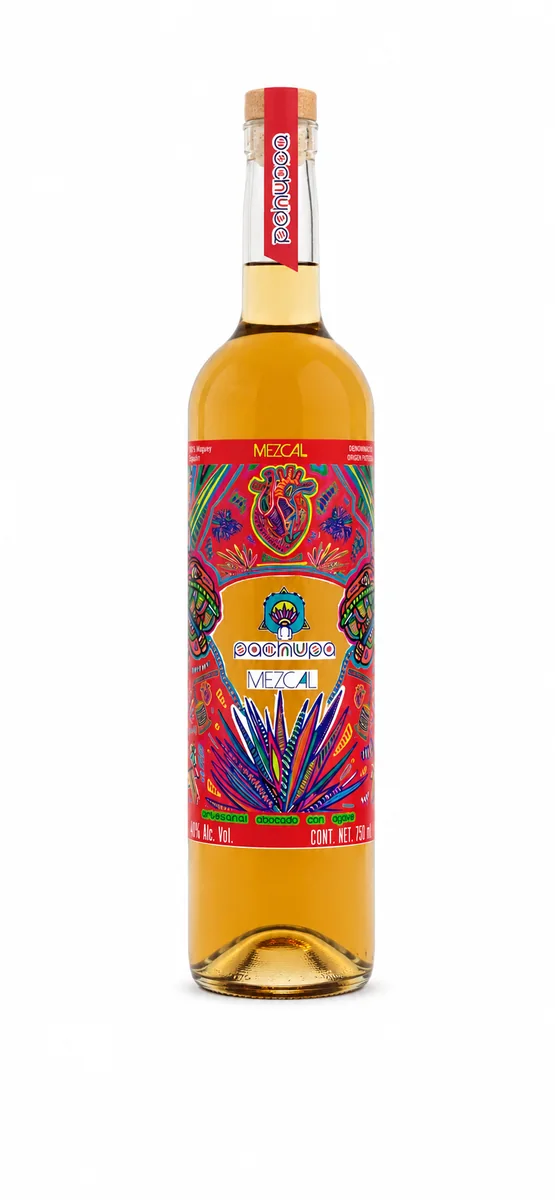 Botella de Mezcal Corazón Pachupa, fotografía de producto sobre fondo blanco